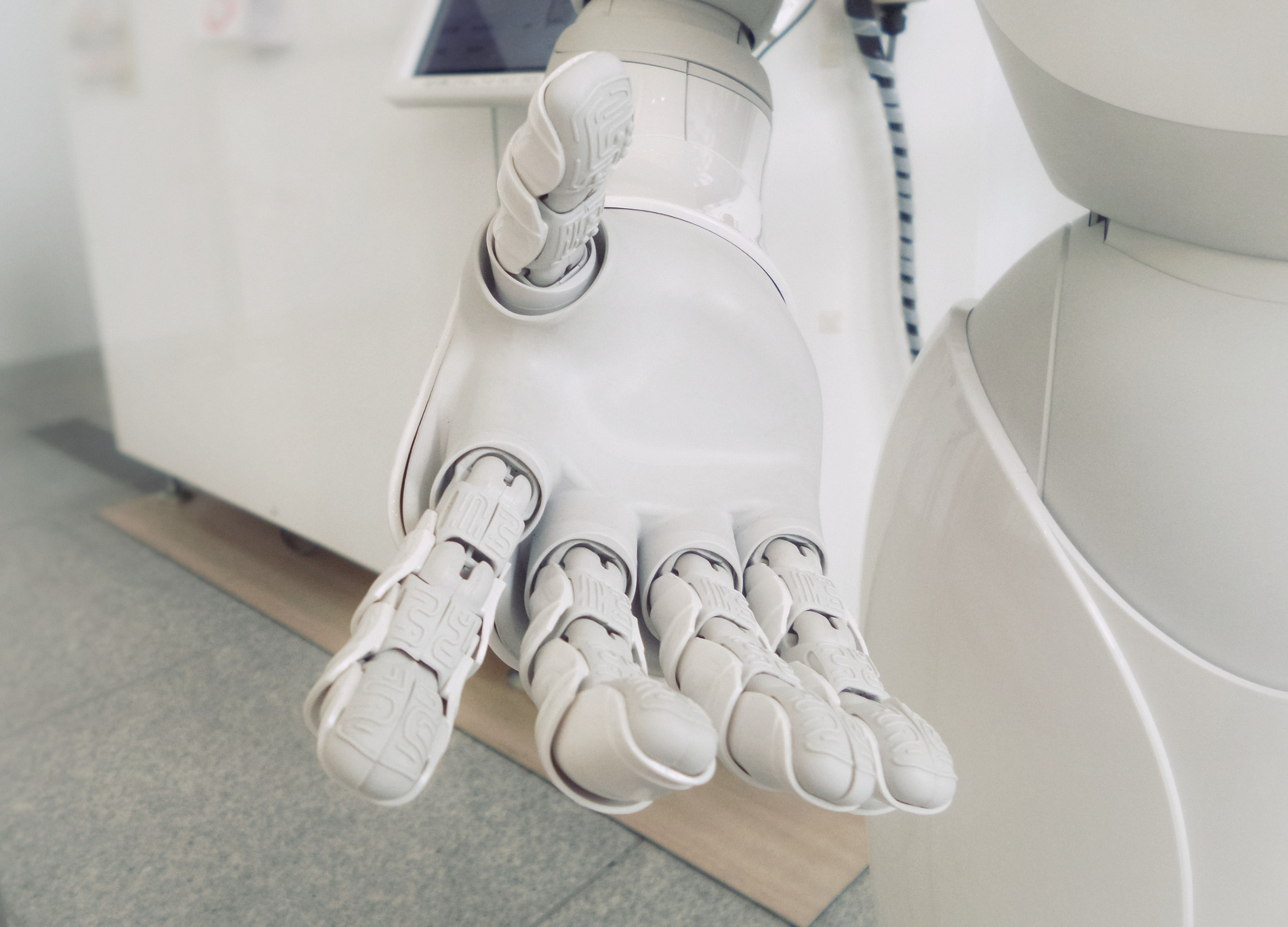 franck-v-jIBMSMs4_kA-unsplash_Robotarm
